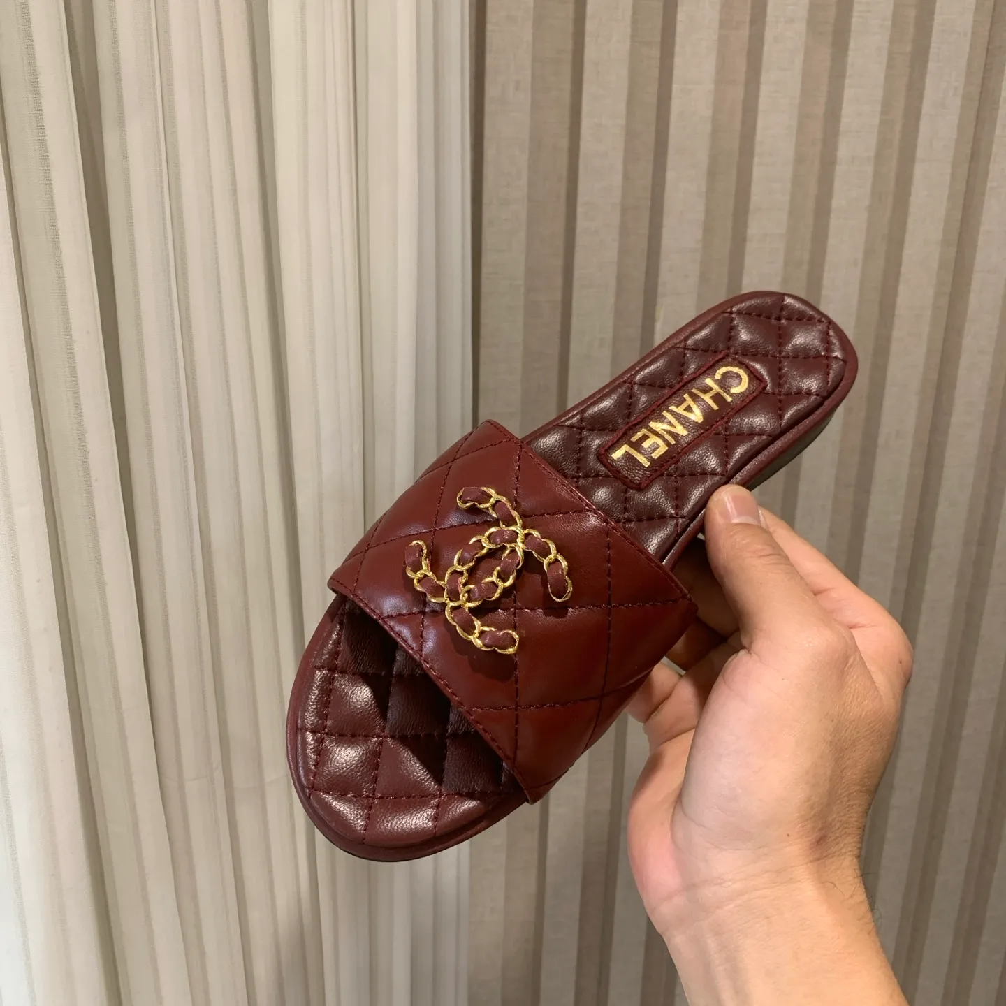 👟👟Ex-factory price 500👟👟 🍀Chanel Xiaoxiang 25ss new lazy double C-buckle slippers. Versatile, slimming and elegant slippers. A slipper with great appearance. It looks great with any combination! Lazy slippers are worth recommending. Calfskin upper, mixed sheepskin lining, Italian genuine leather outsole. Size: 35-41 (40 and 41 customized, non-refundable) 👉
